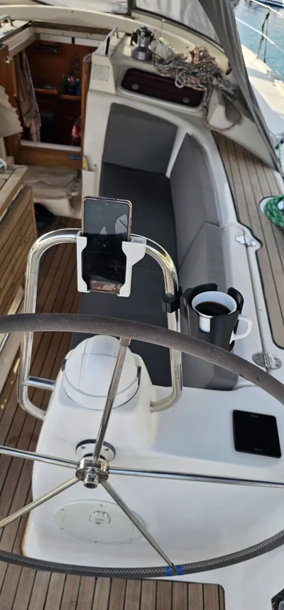 Yelkenli kokpitinde korkuluğa bağlanan Marinus bardak tutucu